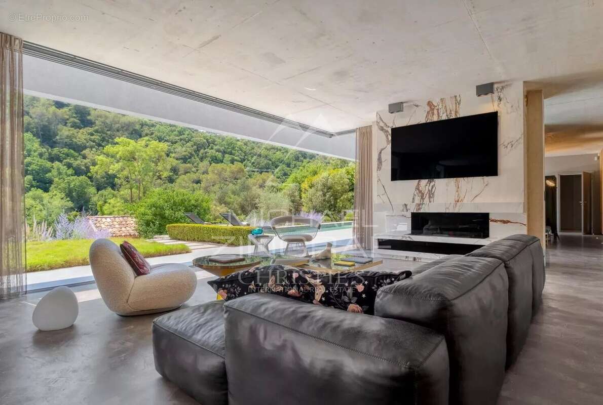 Valbonne - Villa contemporaine au cœur d'un écrin de verdure - photo 4