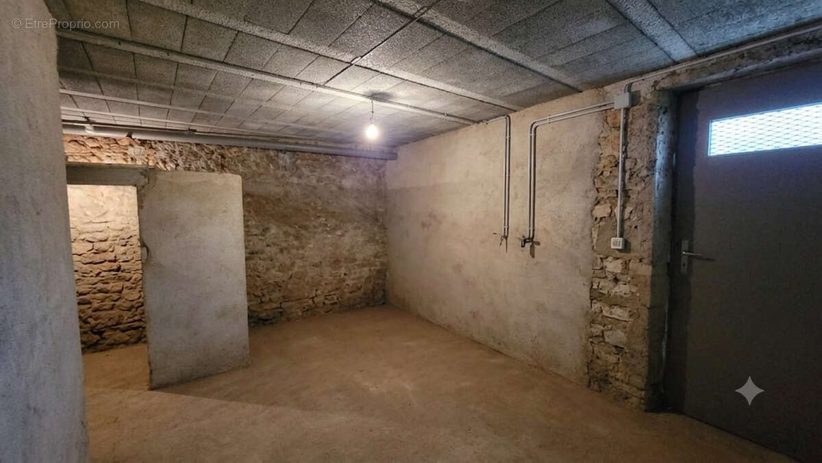 Appartement de type 2 en Rez-de-jardin à rénover - photo 5