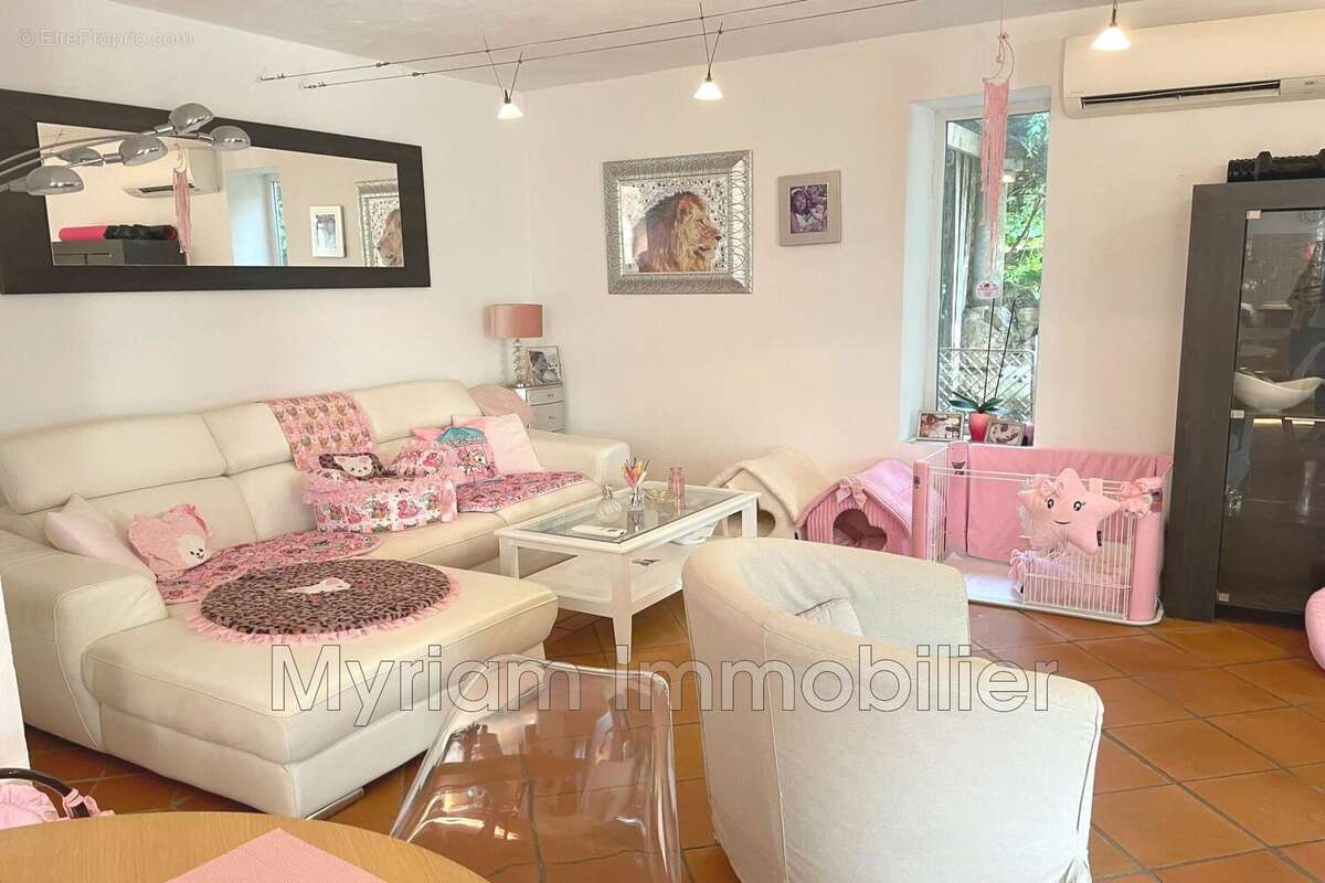 Maison à SAINT-CEZAIRE-SUR-SIAGNE