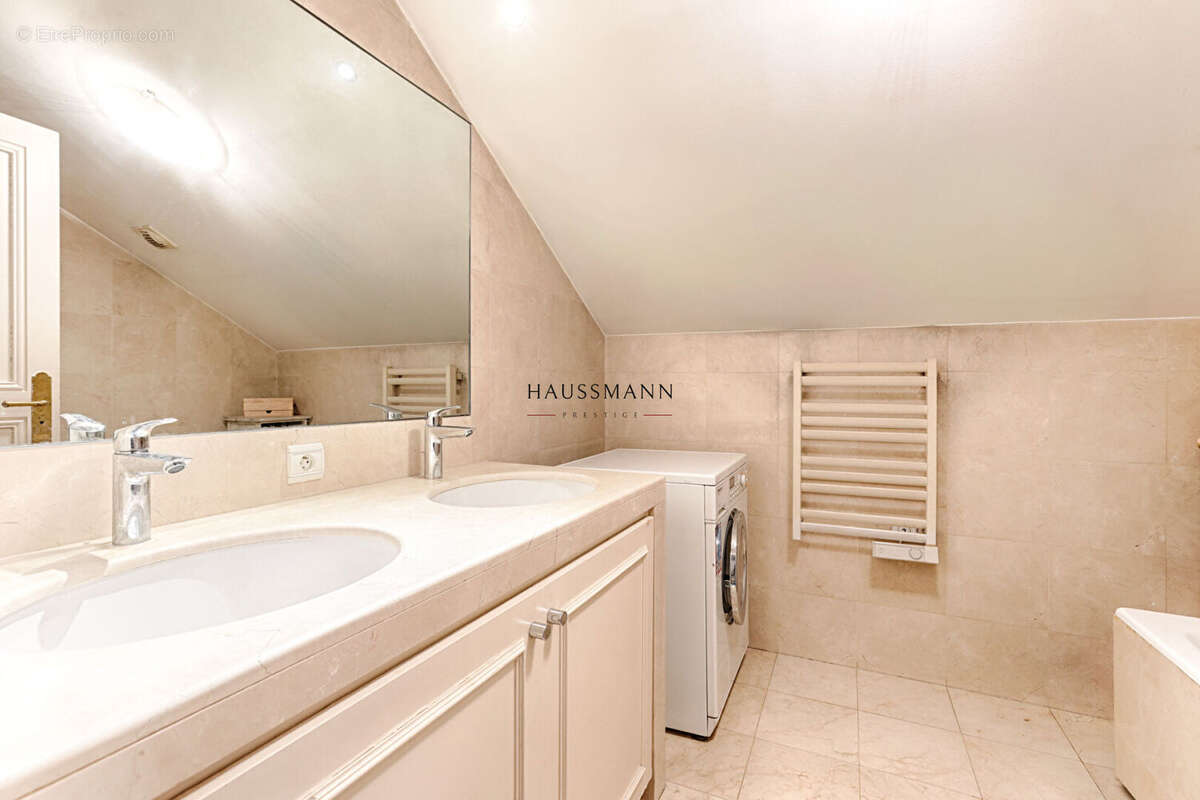 Appartement à PARIS-8E