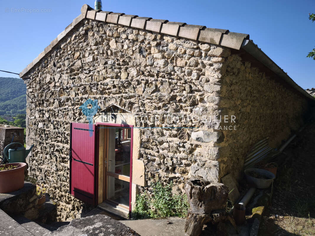 Maison à SAINT-LAURENT-DU-PAPE