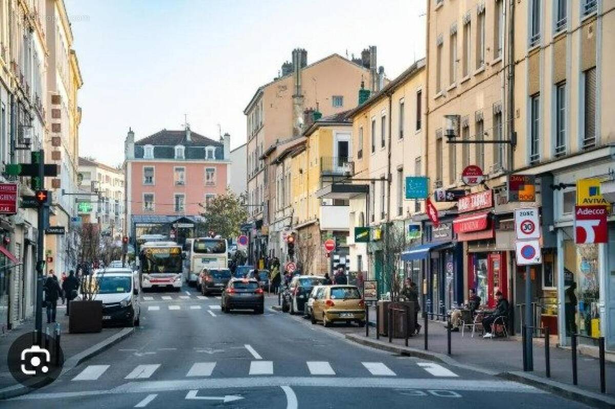 Photo 1 - Commerce à OULLINS