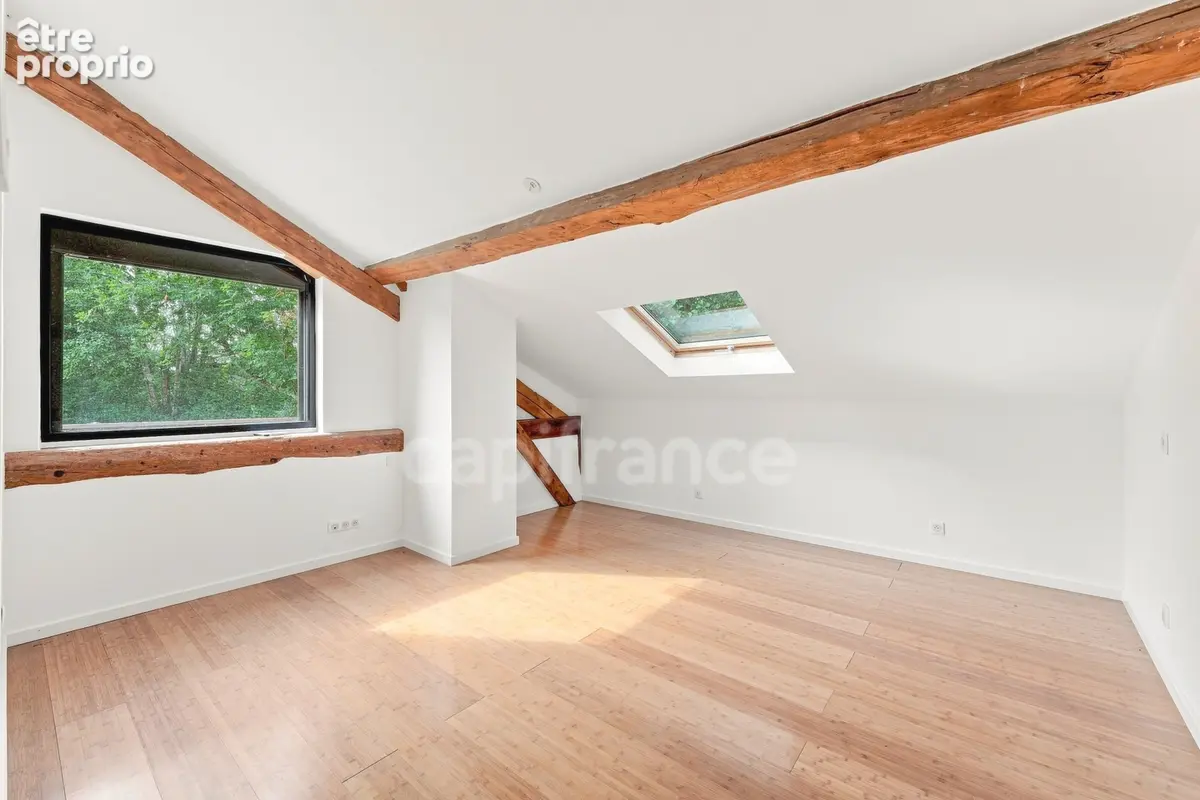 PRÉVESSIN-MOËNS – Ancienne forge du XIXᵉ transformée en loft – 187 m² – 3 chambres – Jardin - photo 8