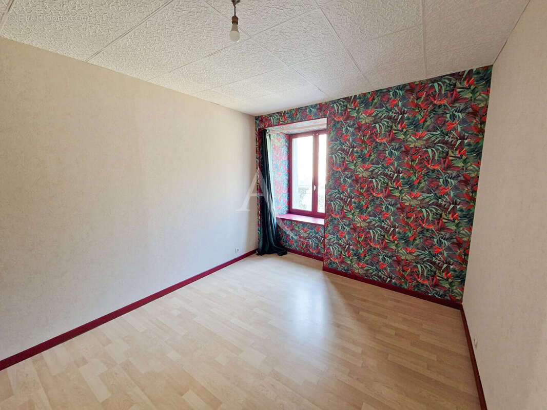 Maison à LE PUY-NOTRE-DAME