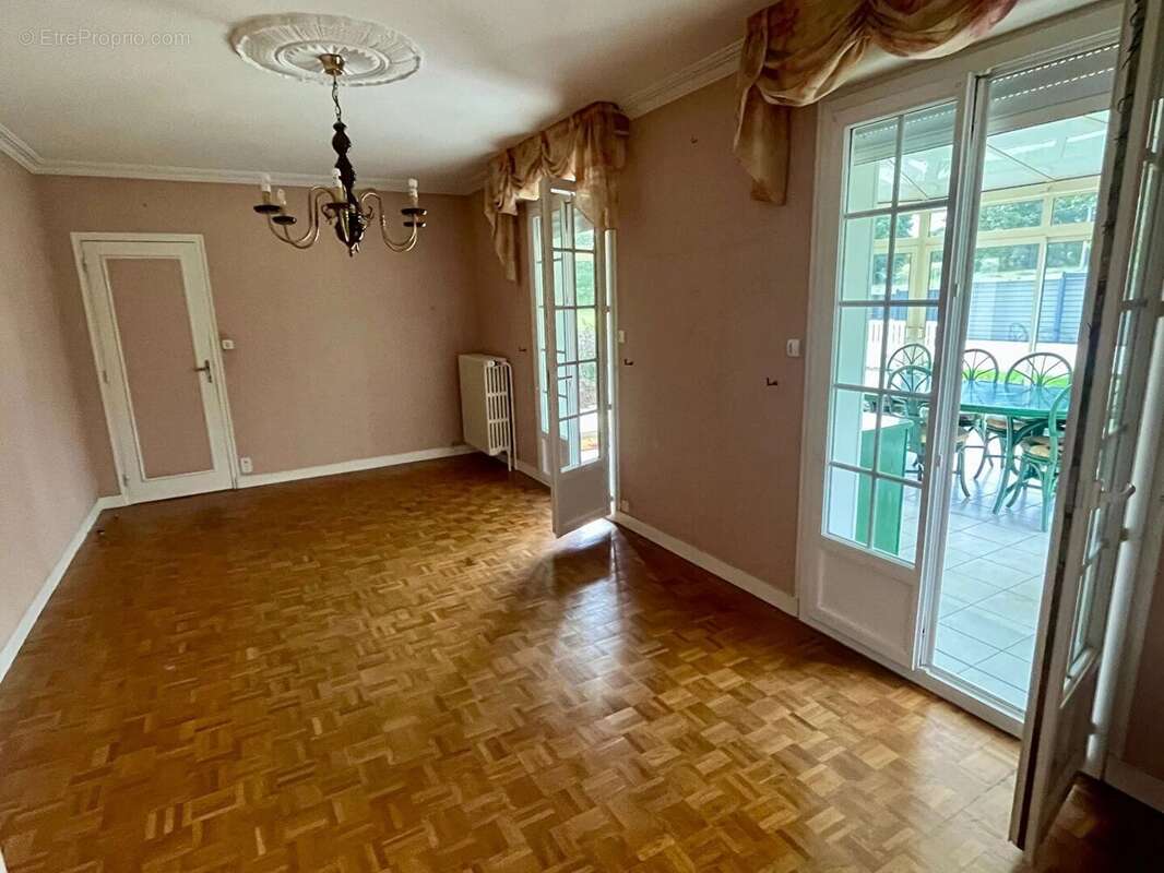 Maison à MONTREUIL-SOUS-PEROUSE