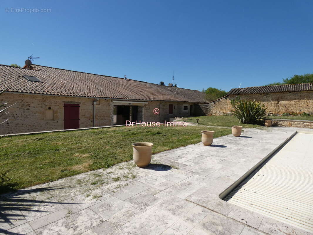 Maison à CLUSSAIS-LA-POMMERAIE