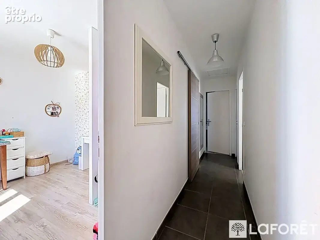 Pusignan - maison familiale récente avec piscine 147m² - photo 10