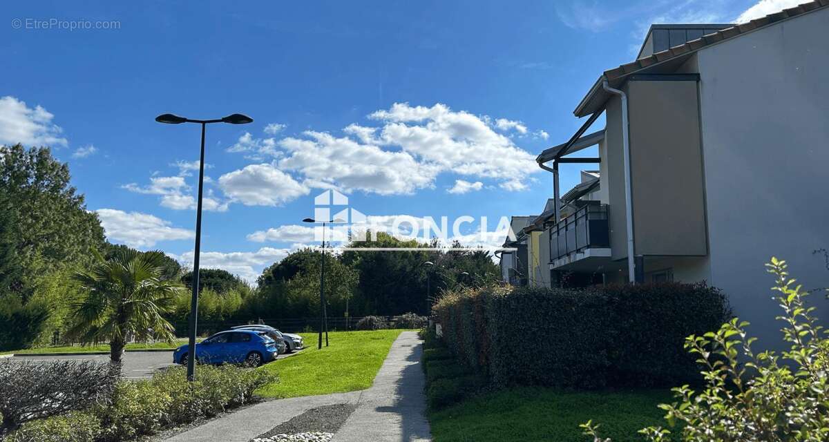 Appartement à PINS-JUSTARET