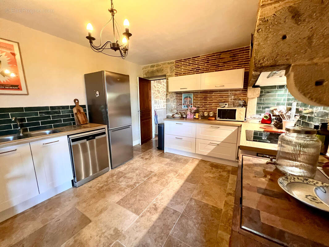Demeure en pierre de 270 m2 avec jardin et dépendances - photo 5