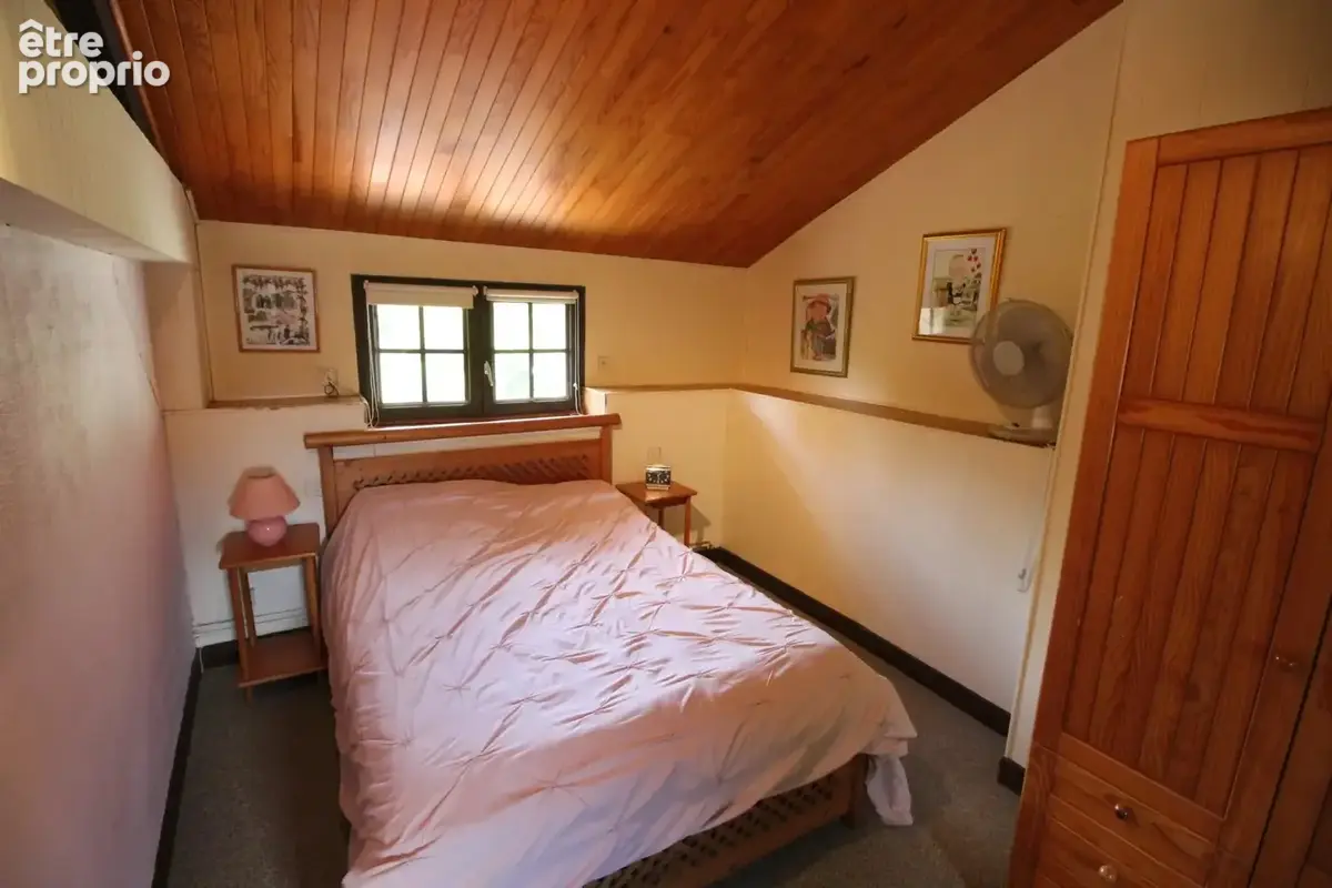 En bordure de village, maison indépendante de quatre chambres avec deux gîtes de deux chambres, grand jardin et piscine - photo 9