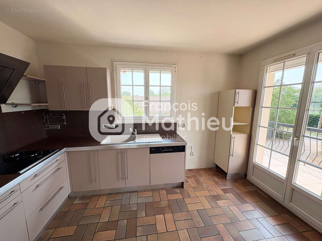 Ambérieux en Dombes : maison sus sous-sol 143m2 hab - 5 pièces + grand garage - 1 304m2 de terrain - photo 4