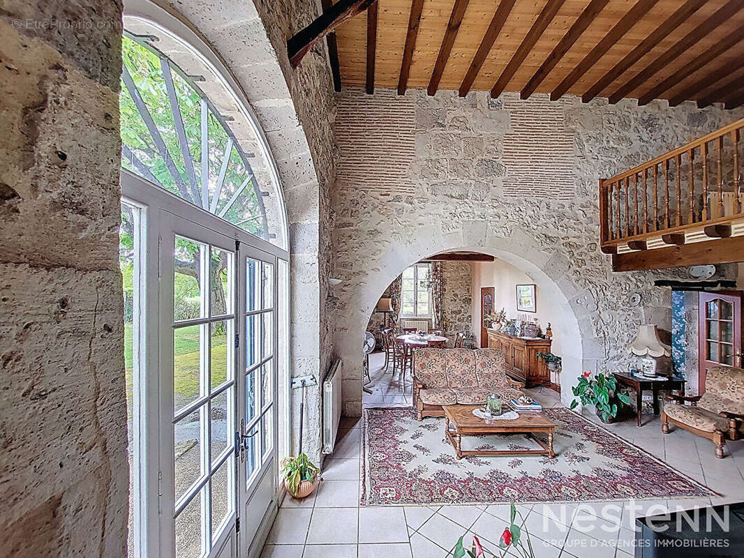 A Vendre Bâtisse en pierre de 310 m² avec dépendances sur une propriété de plus de 1,8 ha - photo 3