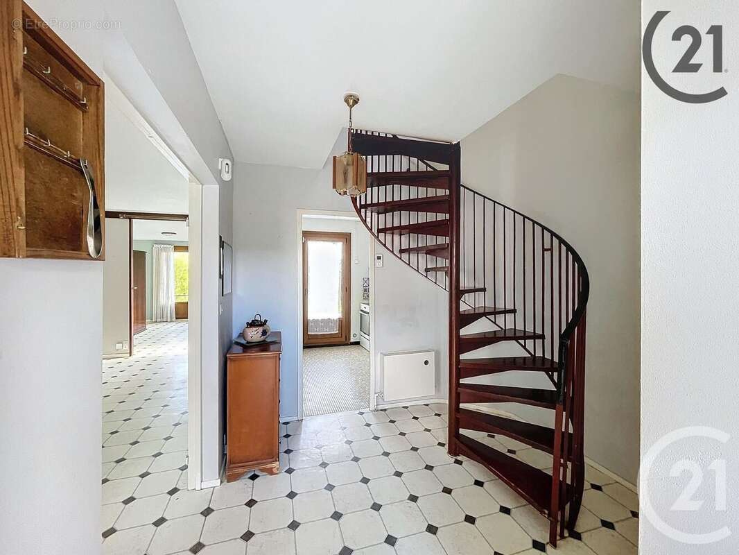 Maison à LA CHAPELLE-SAINT-LUC