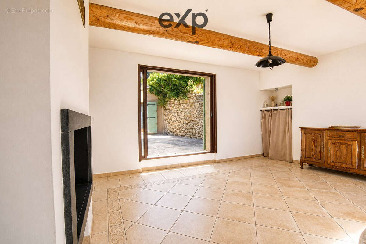 Maison 293 m² à Saint-Saturnin-Les-Apt  - photo 3