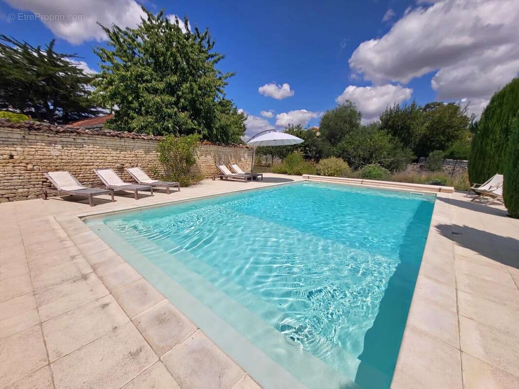 Maison à NEUVICQ-LE-CHATEAU