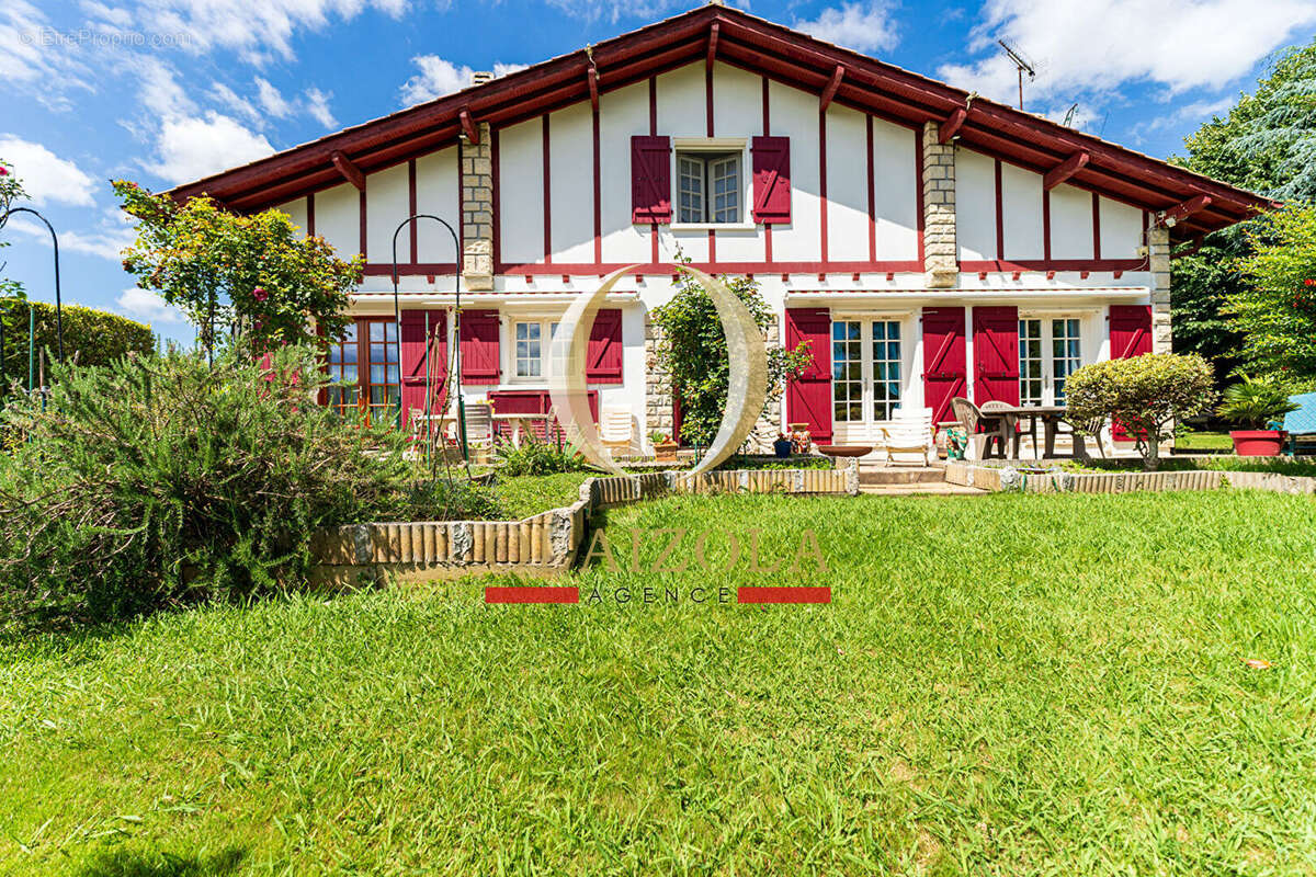 CAMBO-LES-BAINS - Maison familiale avec grand terrain exposé sud - photo 4