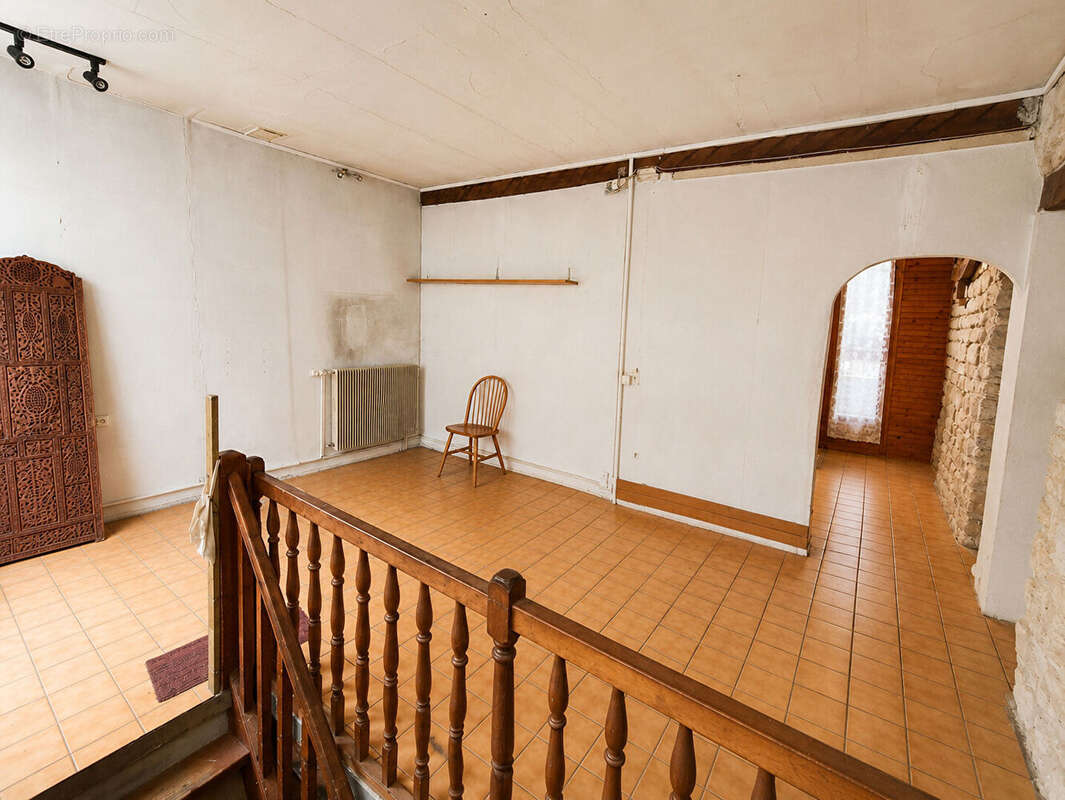 Local / Appartement 49m² + 18m² en souplex place des Abbesses - photo 3