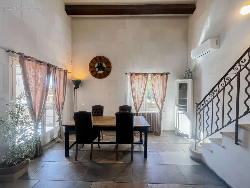 Maison à SAINT-MITRE-LES-REMPARTS