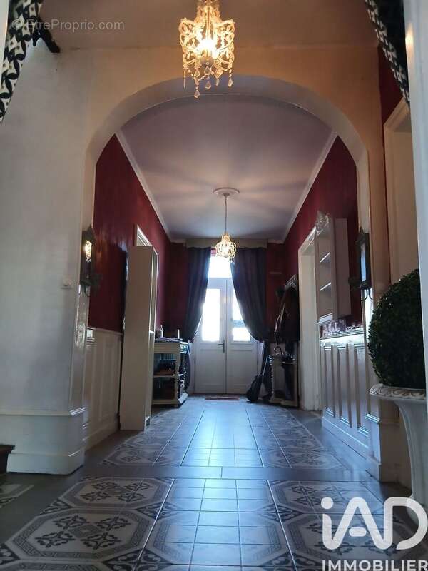 Maison 270 m² à Corme-Royal  - photo 7