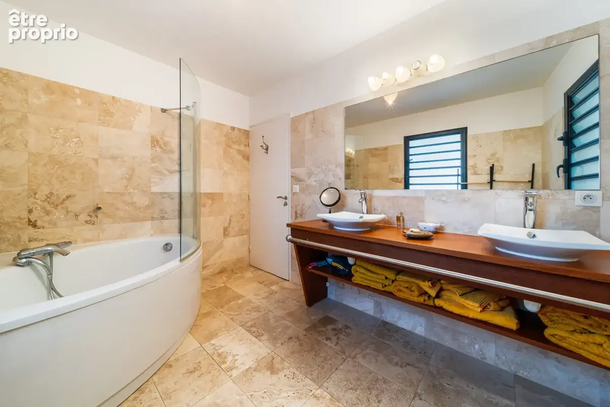 Maison 385 m² à Saint-Pierre  - photo 9