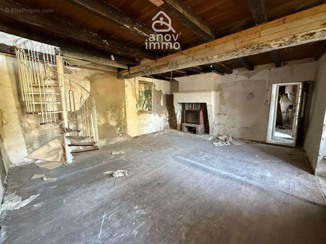 Maison charentaise avec petit jardin à rénover - La Couronne - photo 4