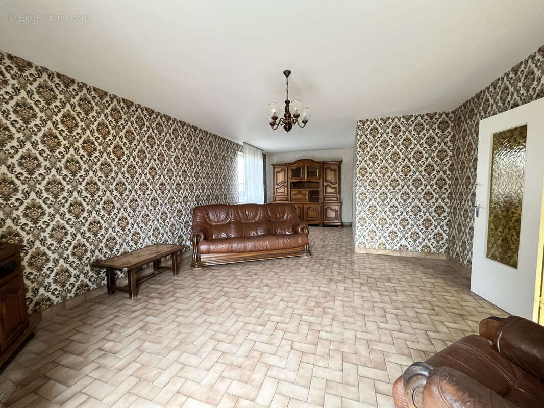 Maison à CHAZELLES-SUR-LYON