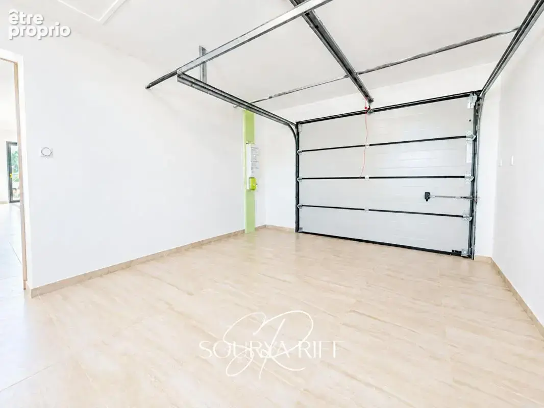 Maison de plain-pied avec climatisation, piscine et garage - photo 17