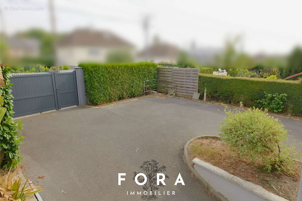 Entre Condé-en-Normandie et Clécy : maison familiale rénovée de 138 m² avec sous-sol complet, terrasse et terrain de 846 m² - photo 2