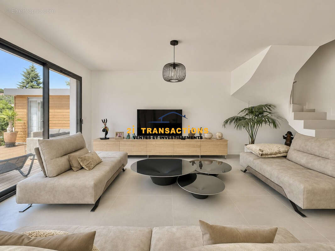 Maison à LA TOUR-EN-JAREZ