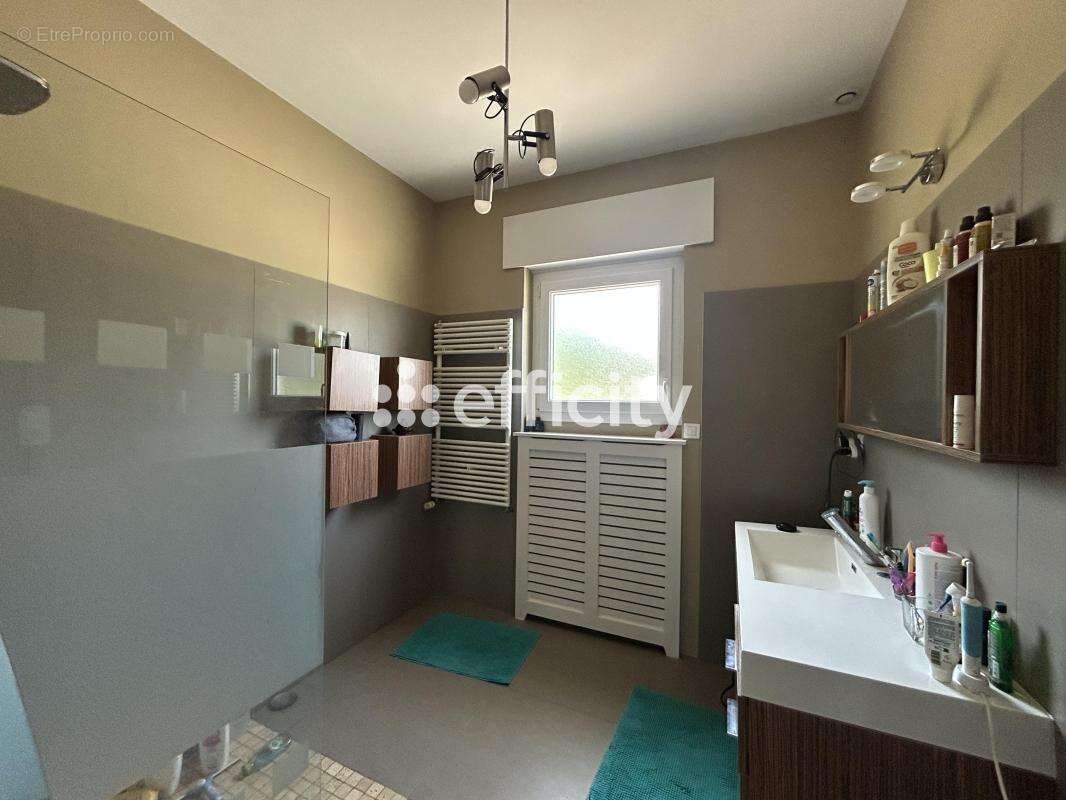 Maison à COMMELLE-VERNAY