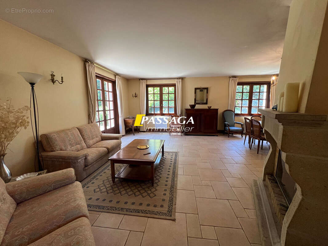 A VENDRE - Maison d'habitation avec parc arboré et piscine - LAISSAC - photo 5