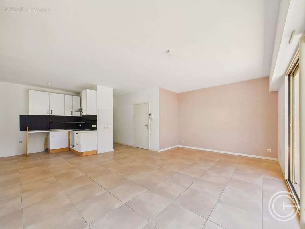 Appartement à SAINT-LAURENT-DU-VAR