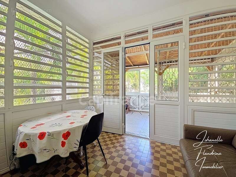Propriété rare avec maison + 3 logements indépendants – 1850 m² constructible – Basse-Terre centre - photo 10