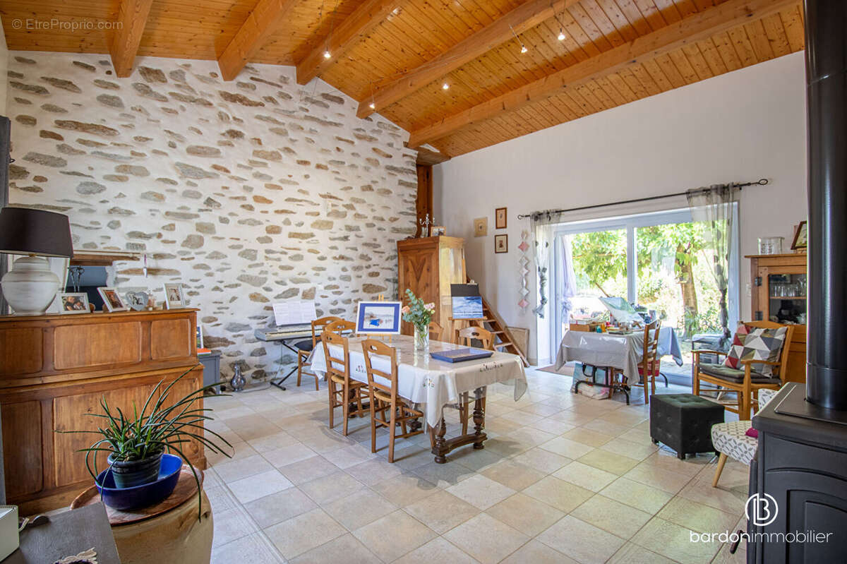 Maison 12 pièces - 236 m² - Environnement calme - photo 2