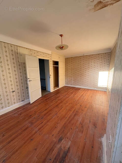 Maison à VIC-LE-COMTE