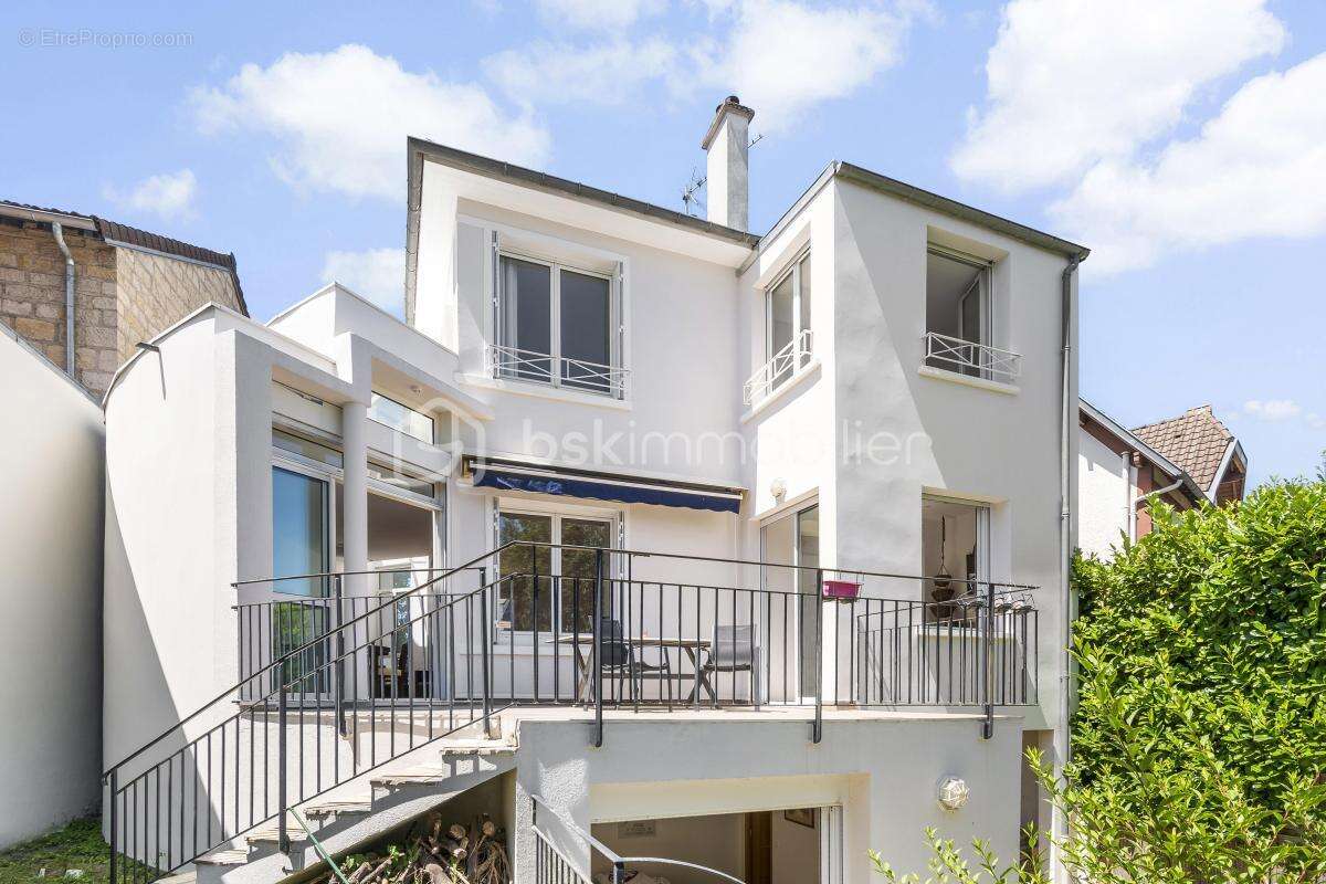 Coup de cœur pour cette maison d'architecte de 177m², située au sein d'un domaine privé sur la commune de Marnes-La-Coquette - photo 3