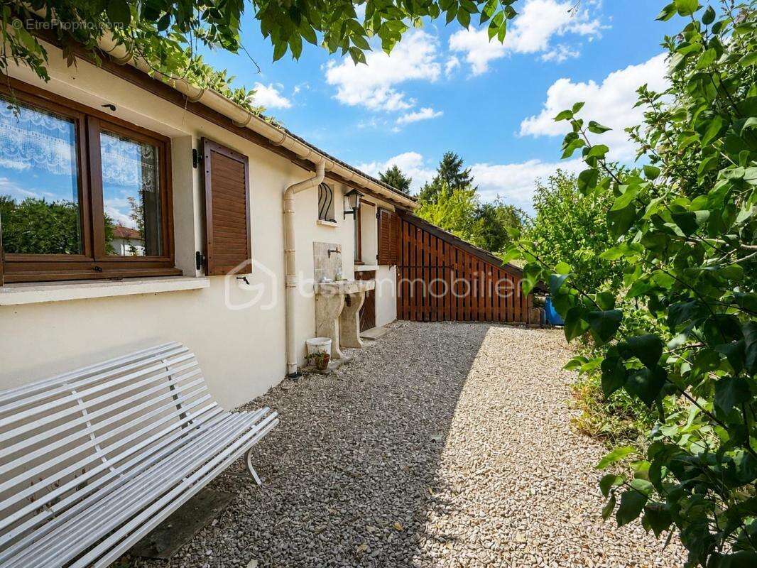Maison avec véranda sur terrain constructible de 1216m2 - photo 3