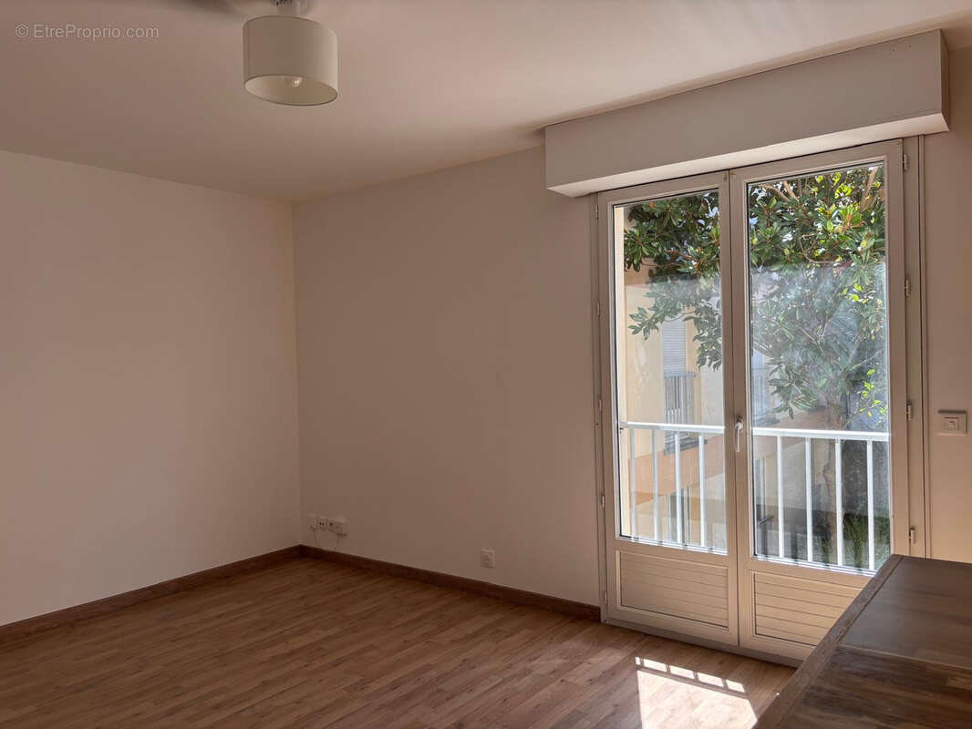 Laissez-vous séduire par ce superbe appartement entièrement rénové, où lumière, confort et qualité de vie se r - photo 3