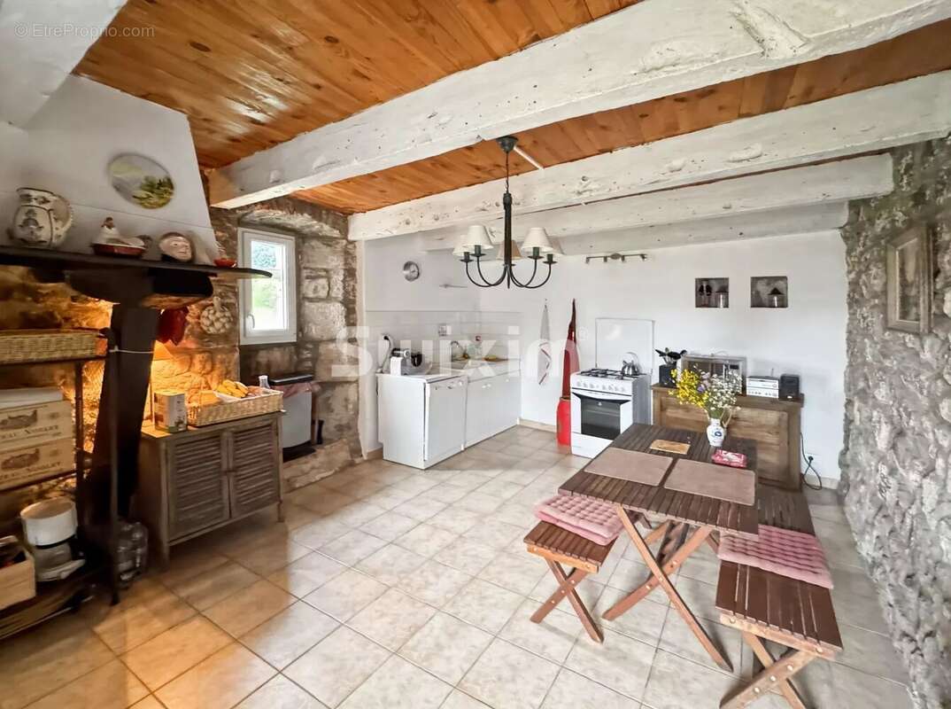 Maison à SAINT-APOLLINAIRE-DE-RIAS