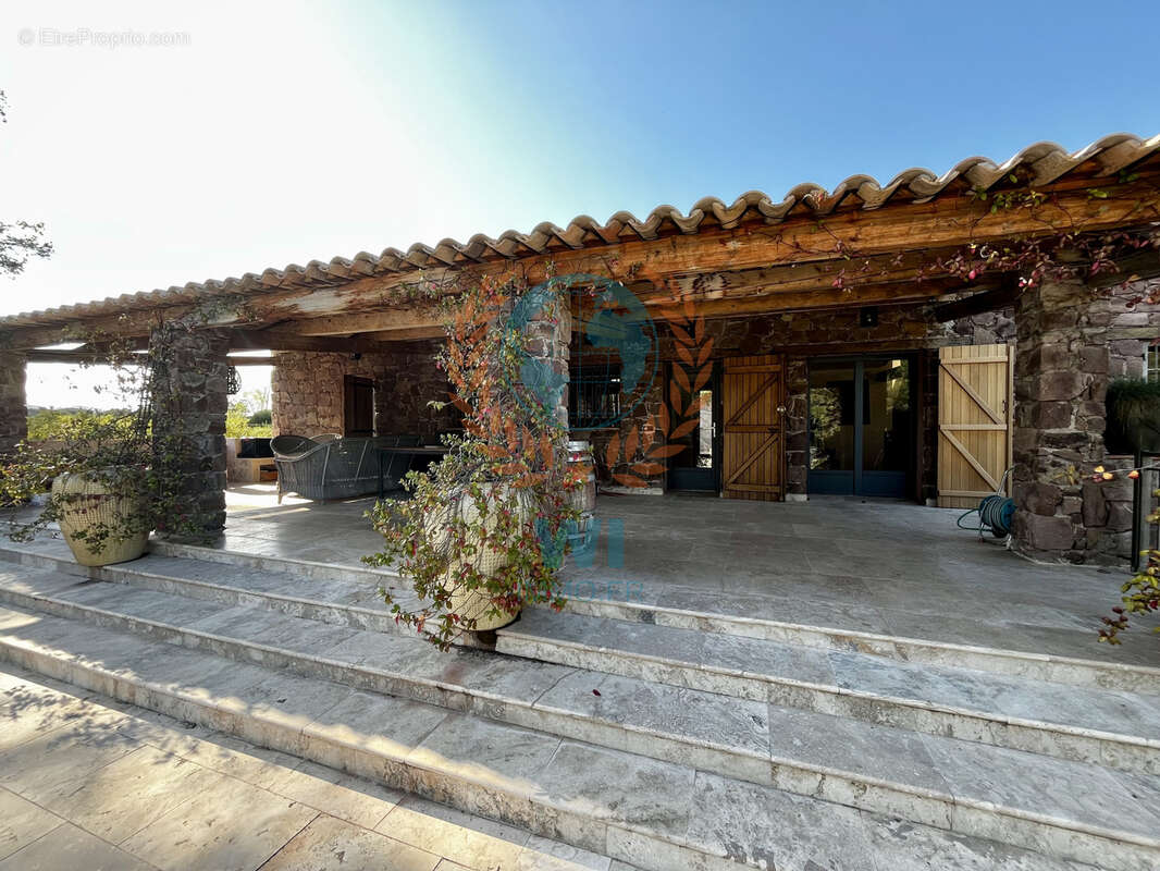 Maison à ROQUEBRUNE-SUR-ARGENS