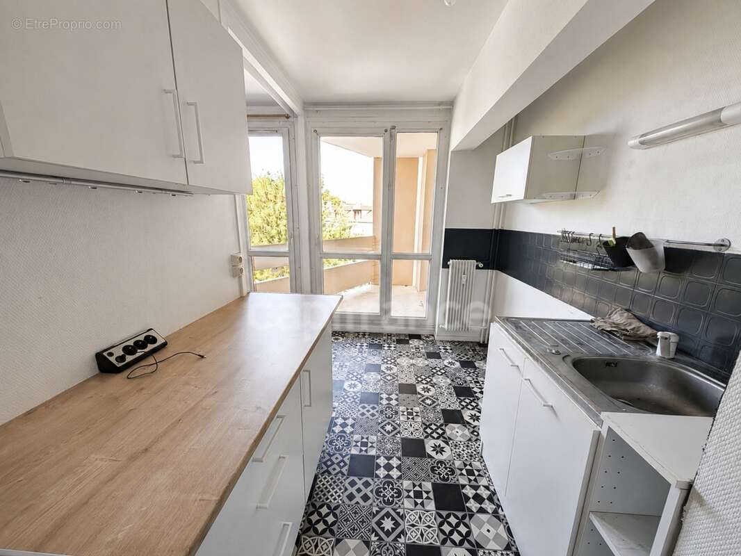 Appartement F3 avec loggia et parking - proche commerces et gare - photo 6