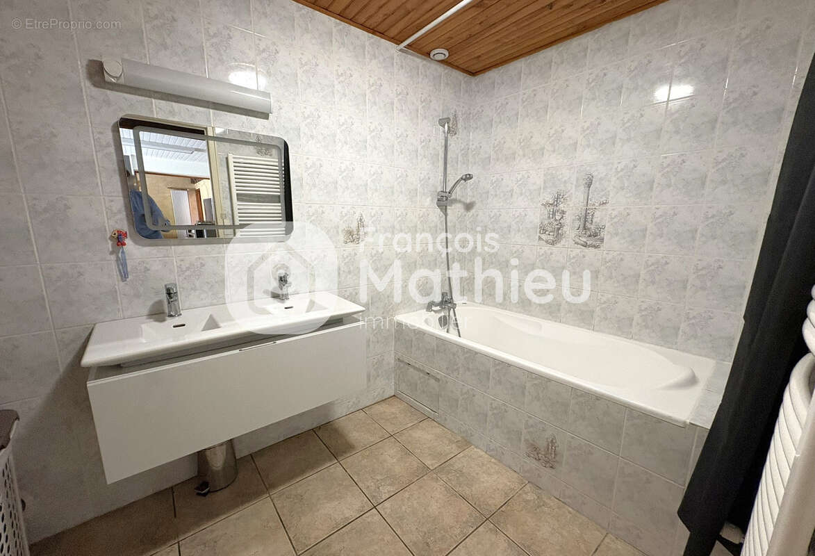 LE PLANTAY - Grande maison 4 chambres et bureau avec grand garage sur 696 m2 de terrain - photo 14