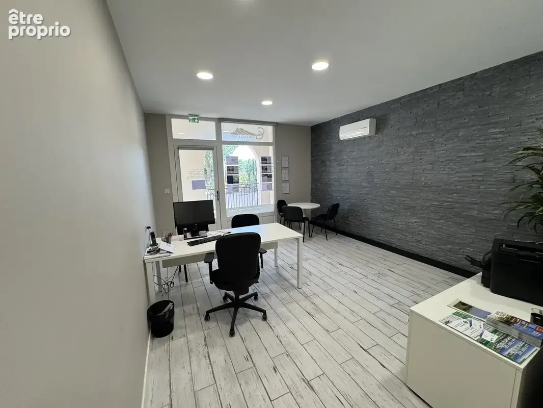 MALLEMORT, dans le Domaine du Golf de Pont Royal, murs commerciaux 77 m2 - photo 3