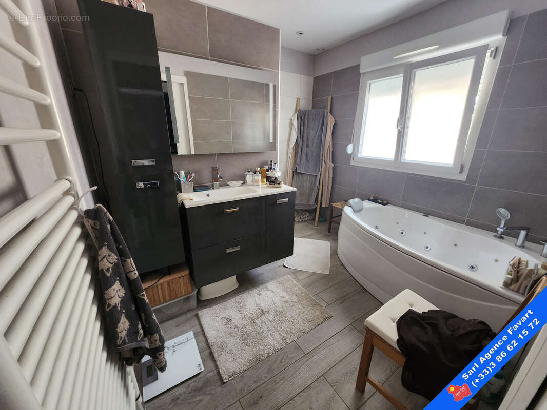Jolie maison rénovée avec grand jardin, maison d'amis et garage. - photo 9