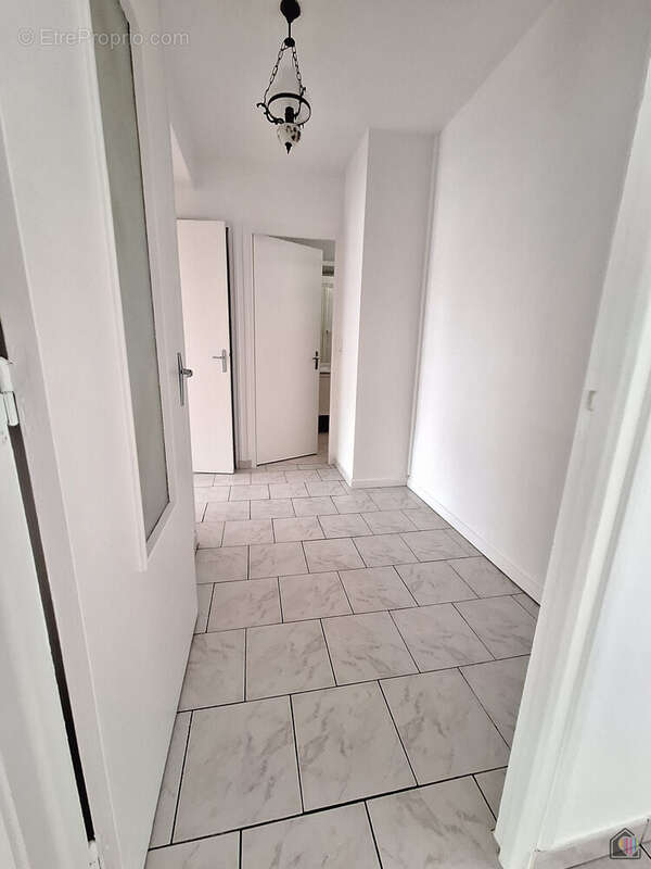 Couloir accès à la partie salle de bains, dressing et chambre - Appartement à FECAMP