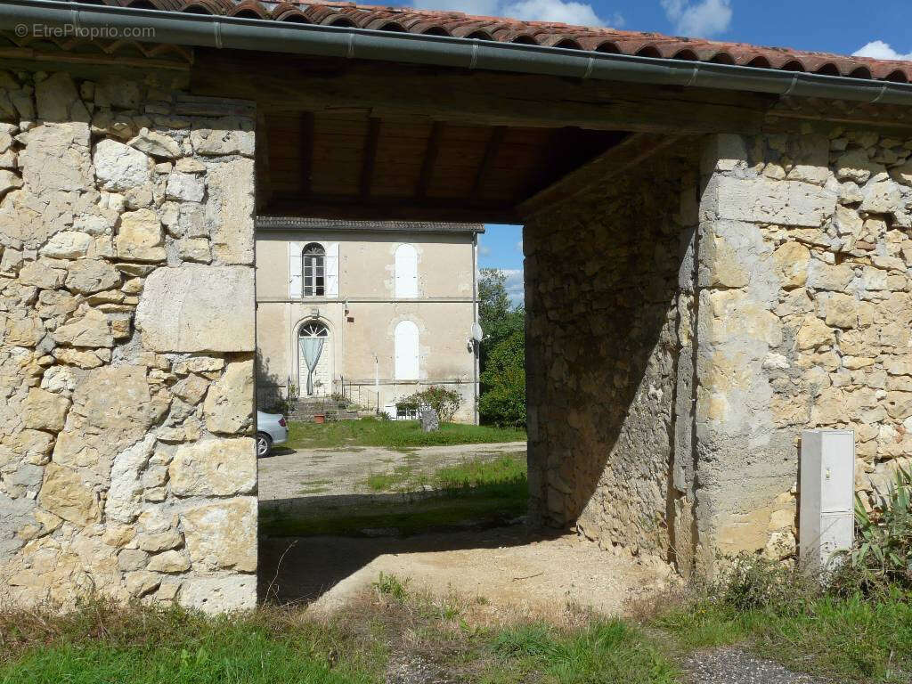 Domaine de caractere a renover sur 3 h - photo 17