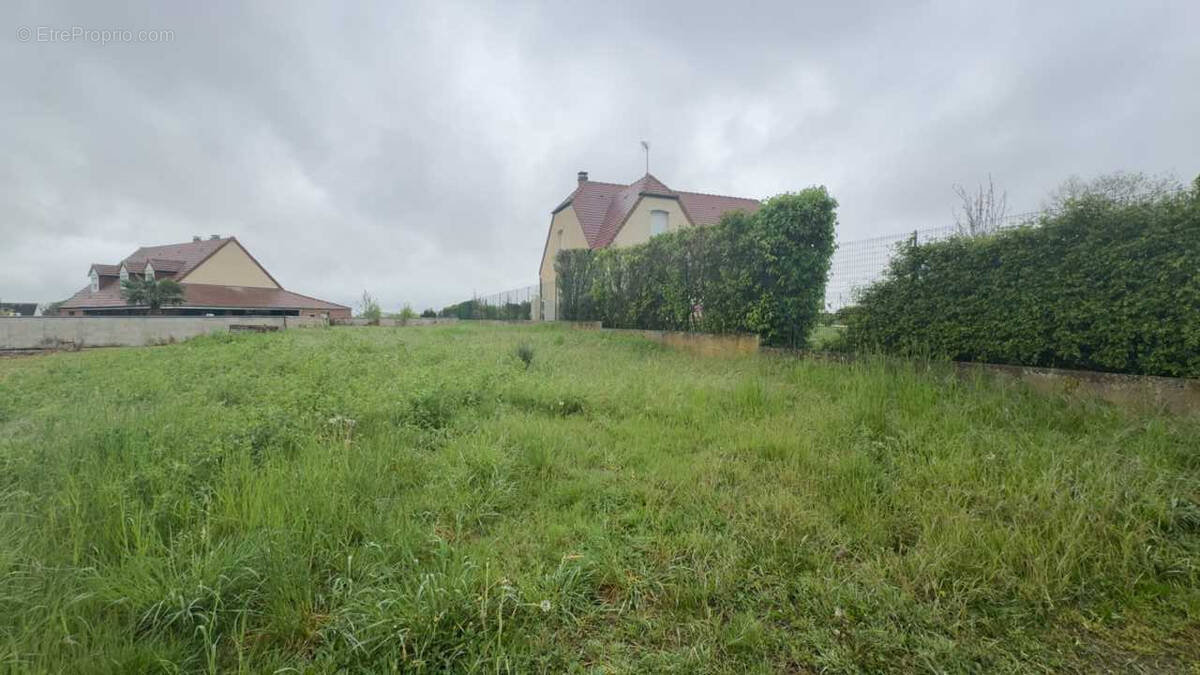 Terrain à CRECY-SUR-SERRE
