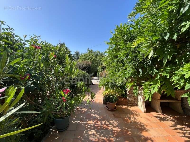 Propriété avec dépendances au coeur d’un jardin paysager– 230 m² habitables – À 10 min des plages des Sables-d'Olonne - photo 10