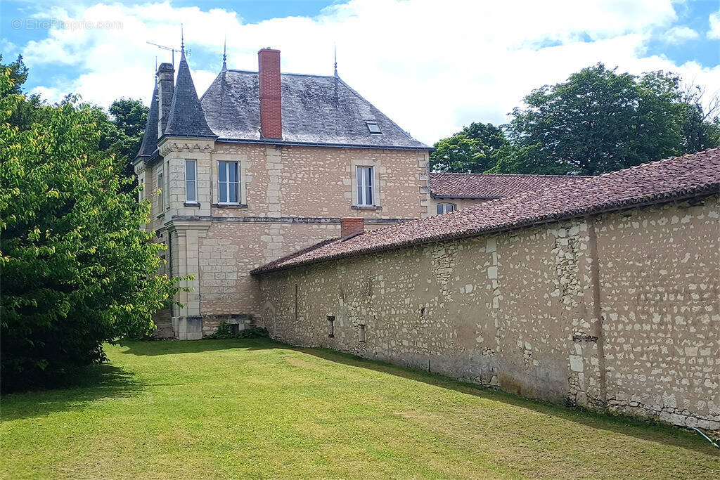 Maison à FAYE-LA-VINEUSE