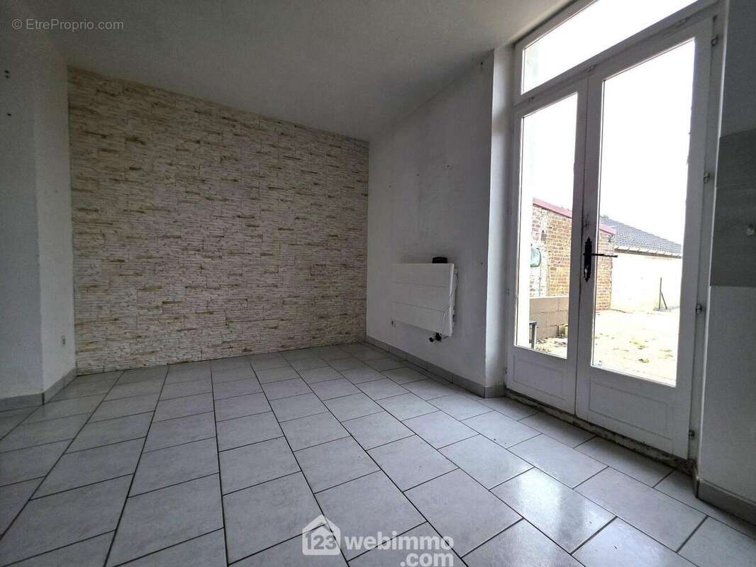 Dans la continuité, un espace à imaginer selon vos envies, avec un accès direct vers l?extérieur. - Maison à SOISSONS